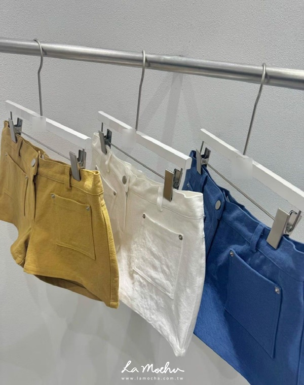 蠟筆色方口袋鉚釘短褲